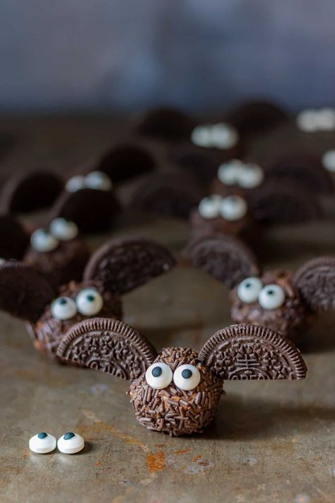 Make these adorable Halloween Truffle Oreo Bats! Simple cookie and cream cheese truffles are decorated like bats, making these little guys the perfect homemade Halloween candy. Bring them to your next party or enjoy them with kids! If you're looking for a fun and easy Halloween treat to make at home, these Halloween Truffle Oreo... Read More Halloween Oreo Truffle Bats © You Say Potatoes. Oreo Bats, Homemade Halloween Candy, Cream Cheese Truffles, Halloween Truffles, Halloween Candy Recipes, Cheese Truffles, Oreo Truffle, Halloween Treats To Make, Halloween Candies