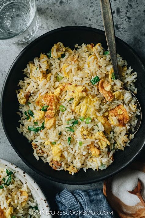 A super easy egg fried rice that you can prep and cook in 10 minutes, featuring tender eggs with crispy rice simply seasoned with scallions and salt. It is the perfect side dish for your Chinese dinner, or you can even serve it by itself as a light meal. {Vegetarian, Gluten-Free} Easy Egg Fried Rice, Asian Potluck, Meal Vegetarian, Rice Dishes Easy, Asian Dinner, Egg Rice, Asian Side Dishes, Chinese Dinner, Egg Fried Rice