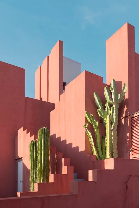 Ricardo Bofill Taller de Arquitectura, Andrés Gallardo · La Muralla Roja · Divisare Architecture Cool, Ricardo Bofill, Landscape Gardening, Soyut Sanat Tabloları, Baroque Architecture, Spanish Artists, Red Walls, Amazing Architecture, Architecture Photography