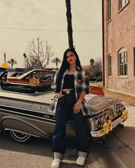 Hispanic Outfits, Chola Outfit, Gangster Outfit, Photoshoot Poses Ideas, Chica Chola, Photography Poses Ideas, Chola Style, Cholo Style, Chicana Style