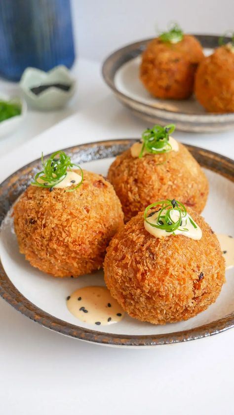 Cheese Rice Balls, Fried Rice Balls, Rice Balls Recipe, Gerd Friendly, Kimchi Rice, Cheese Rice, Kimchi Fried Rice, Food Snack, Rice Balls