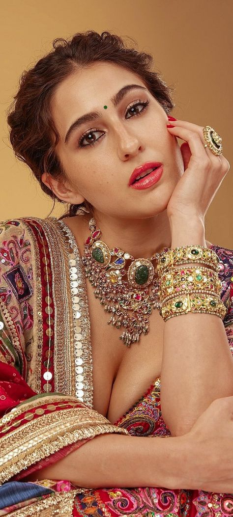 Rashi Singh, Actress Without Makeup, Hot Poses, Indian Bridal Fashion, Sara Ali Khan, Hot Women Dress, Seductive Clothes, Face Images, Ali Khan