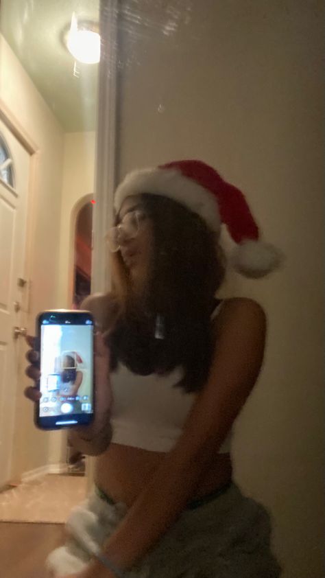 Baddie Pictures, Mirror Pic Ideas, Christmas Mirror, Photo Poses Ideas, Christmas Pfp, Christmas Photo Ideas, Outfits Baddie, Santa Pictures, Mirror Pic