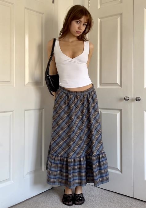 Plaid Maxi Skirt Outfit, Plaid Skirt Outfit Aesthetic, 90s Long Skirt, Sorting Clothes, Skirt Outfits Summer, College Fits, Maxi Skirt Outfits, Fall Fits, Other Outfits