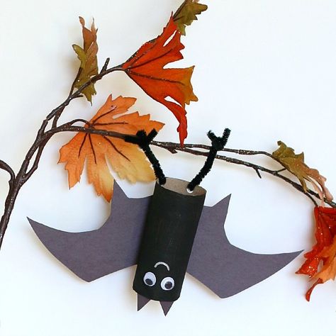 Hanging Toilet Paper Roll Bats - These friendly fellas are just hanging out! You can recycle common household items to create cute Halloween projects just like these Hanging Toilet Paper Roll Bats. This is a super quick and super cute craft that will have you decorating the whole house in Halloween finery. Toilet Paper Roll Bat, Spooky Halloween Crafts, Bat Craft, Bricolage Halloween, Halloween Infantil, Hanging Bat, Halloween Preschool, Adornos Halloween, Easy Halloween Crafts