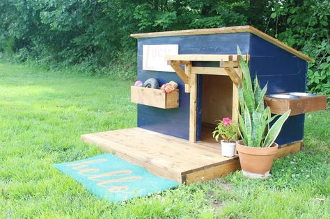 How to build a DIY Doghouse with deck, toy box, and food bowl. Keep your pup happy in his very own doghouse! Free building plans by Jen Woodhouse. Pallet Dog House, Build A Dog House, Dog Tent, Puppy Obedience Training, Dog House Plans, Basic Dog Training, Dog House Diy, Backyard Sheds, Best Dog Training