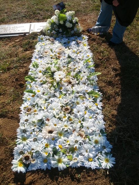 This is a blanket made from artificial flowers that my sister and I made for our mothers grave. Grave Design Ideas, Grave Decorations Cemetery, Diy Grave Blankets, Grave Ideas, Graveside Decorations, Grave Blanket, Flowers For Grave, Gravesite Decorations, Memorial Day Decorations