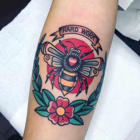 E L B U E N O on Instagram: "Hecho en @corneliusmadridtattoo #traditionaltattoo #madridtattoo #tattoomadrid #traditionaltattoos #bee #beetattoo" Bee Tattoo Traditional Old School, Bee And Flower Tattoo, Queen Bee Tattoo, Honey Bee Tattoo, Honeycomb Tattoo, Tattoos 2024, Madrid Tattoo, Bumble Bee Tattoo, Traditional Style Tattoo