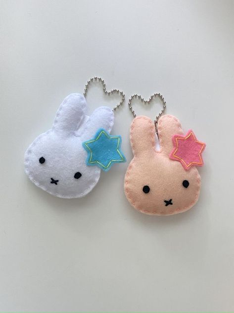 Stuff Toy Keychain, Kawaii Felt Crafts, Cute Felt Keychain, Cute Felt Plushies, Felt Keychain Diy, Cute Felt Crafts, Small Things To Sew, Sewing Keychain, Keychain Sewing