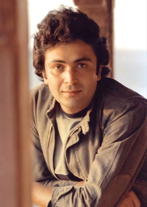 Remembering #RishiKapoor on his birth anniversary (04/09). First song that comes to your mind when you think of Rishi Kapoor. Army Couple, Rishi Kapoor, Retro Bollywood, Love Couple Images, National Film Awards, Bollywood Photos, Retro Film, Best Supporting Actor, Vintage Bollywood