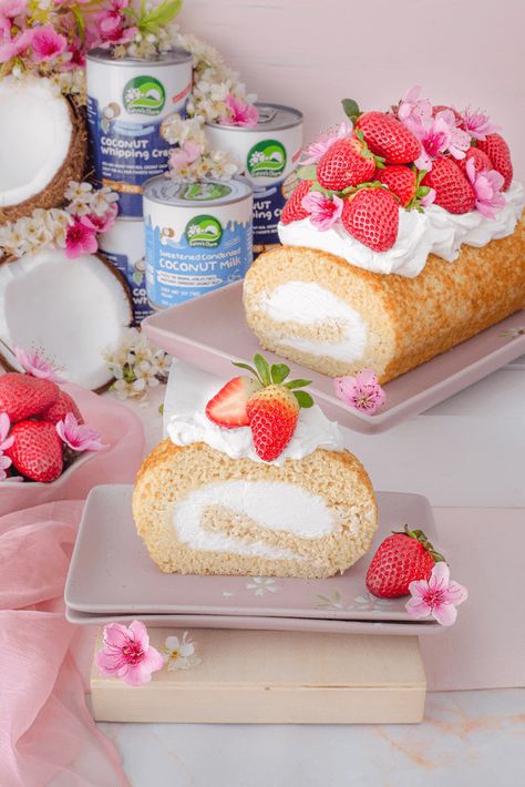 Vegan Swiss Roll Cake, Vegan Cake Roll, Spring Roll Cake, Vegan Roll Cake, Vegan Roulade, Vegan Swiss Roll, Strawberry Swiss Roll Cake Recipe, Coconut Roll Cake, Coconut Cream Filling