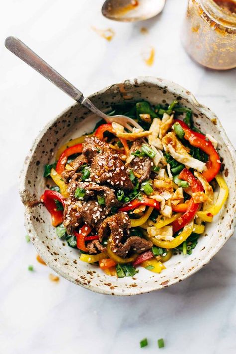 Korean BBQ Steak Bowls with Spicy Sesame Dressing | Pinch of Yum | Bloglovin’ Korean Bbq Steak, Steak Bowls, Steak Bowl, Bbq Steak, Top Sirloin Steak, Sesame Dressing, Bell Pepper Recipes, Sesame Ginger, Ginger Dressing