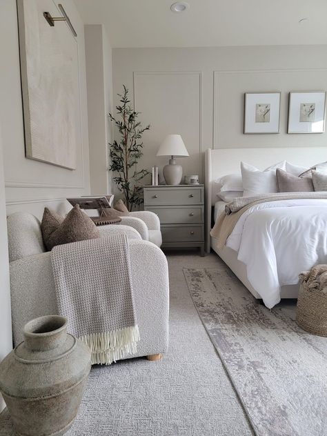 Married Bedroom Ideas, Main Bedroom Ideas Master Suite, Grey Carpet Bedroom, Minimalist Bedrooms, Minimalist Bedroom Ideas, Cozy Bedroom Ideas, Sleek Furniture, Relaxing Bedroom, Spa Retreat