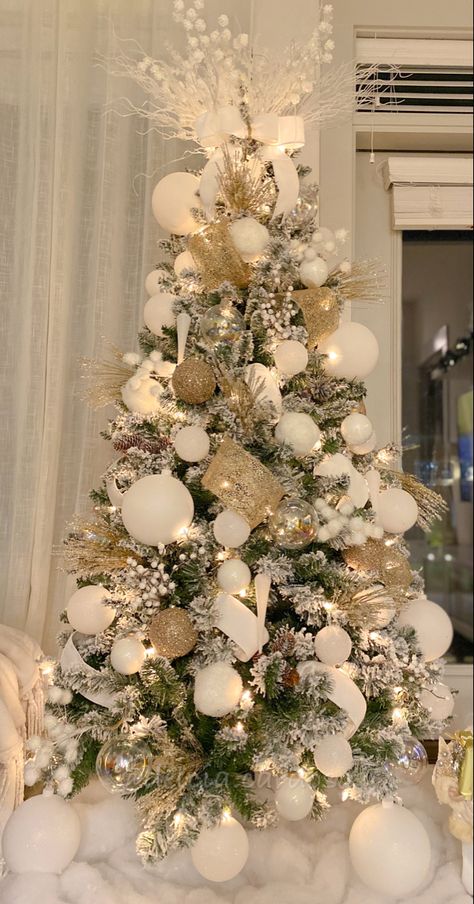 Elegant Christmas Tree Decorations, White Christmas Tree Decorations, Glam Christmas Decor, Christmas Tree Inspo, Gold Christmas Tree Decorations, Pretty Christmas Decorations, Homemade Bows, Christmas Tree Decorating Themes, Elegant Christmas Trees