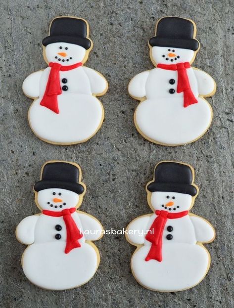 Snowman Gingerbread Cookies, Snowmen Cookies Decorated, Snowman Decorated Cookies, Snowman Biscuits, Sicilian Cannoli, Christmas Cookie Icing, Jul Kaka, Gingerbread Snowman, Christmas Sugar Cookies Decorated