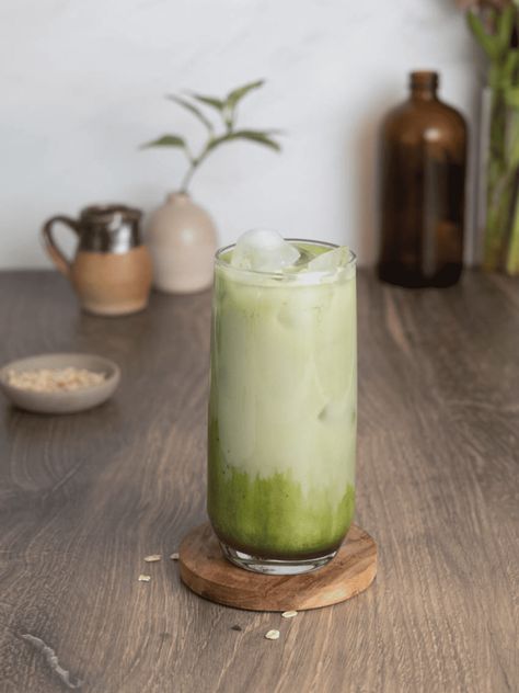 Sip on this creamy and refreshing iced oat milk matcha latte in less than 3 minutes. Made with 3 simple ingredients, plus water and ice cubes, this is a great drink for a hot summer day. It is so creamy you won't believe its not real dairy milk. Cold Matcha Drinks, Lavender Cream Oat Milk Matcha, Vanilla Cold Foam Matcha, Best Iced Matcha Latte Recipe, Matcha Oat Milk, Matcha Oats, Matcha Iced, Vegan Latte, Strawberry Simple Syrup