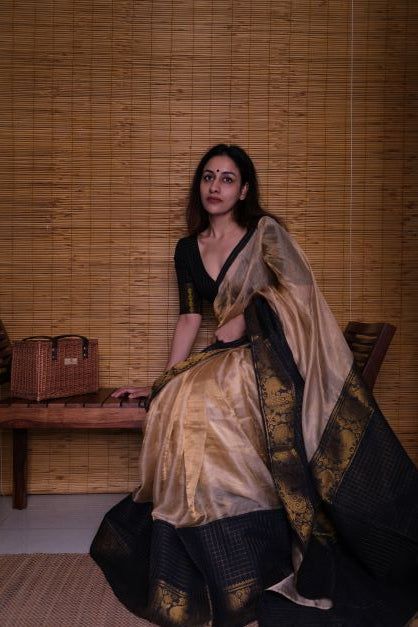 Subtle Saree Look, Plan Black Saree, Cotton Saree Aesthetic, Simple And Elegant Saree Look, Simple Elegant Saree, Ethnic Dresses Indian, Saree Look Traditional, Simple Cotton Saree, Ethnic Saree Look