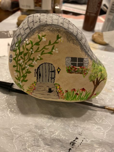 Cottage Rock Painting, Large Garden Stones, Rock Cottage, Rock Houses, Rock Sculpture, Decorative Bird Houses, Painted Rocks Craft, Painted Rocks Diy, Painted Shells