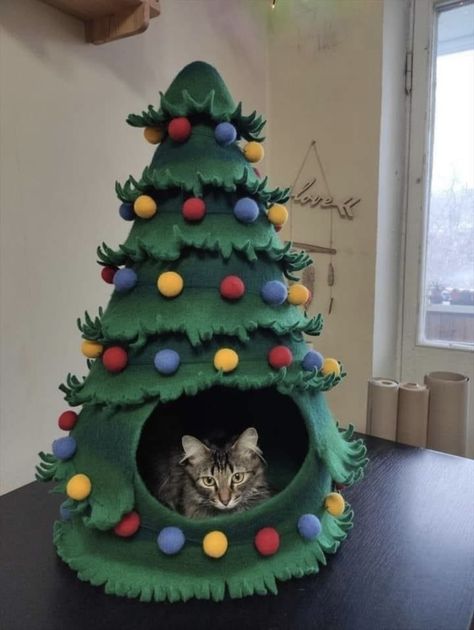 Chat Diy, Felted Christmas, Cat House Diy, Wool Cat, Cat Christmas Tree, Christmas Gifts For Pets, Cat Cave, Puppies And Kitties, Felt Christmas Tree