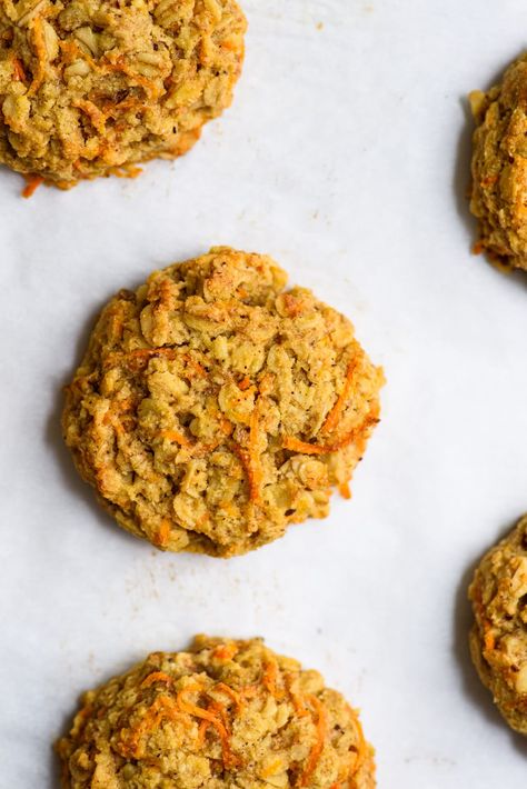 These carrot oatmeal cookies are made with good-for-you ingredients, like oats, nuts, fresh carrots, and coconut oil. (Vegan, gluten-free, low-carb) thenewbaguette.com #veganbaking #carrotcookies #oatmealcookies #glutenfreecookies Carrot Oatmeal Cookies, Carrot Cookies, Daniel Fast Recipes, Vegan Carrot Cakes, Dessert Recipies, Oat Cookies, Cookie Calories, Raisin Cookies, Vegan Meal Prep