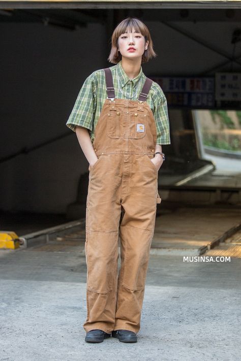 Jeans Overall Outfit, Overall Outfit Ideas, 90s Overalls Outfit, Dungarees Outfit, Outfits Street Styles, Dungaree Outfit, 90s Overalls, Look 80s, Work Overalls