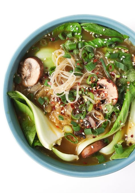 Ginger Garlic Noodle Soup with Bok Choy. An easy and healthy 15-minute lunch or dinner! #soup #noodles #easydinner #vegetarian #dairyfree #garlic #healthy | For this recipe and more visit, https://theforkedspoon.com Soupy Ramen Noodles, Ginger Garlic Noodle Soup, Pak Choi Recipe, Garlic Noodle Soup, Book Choy, Winter Lunches, Garlic Noodle, Garlic Ramen, Gf Pasta