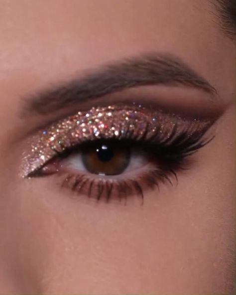 Champagne Glitter Eye Makeup Look Loose Glitter Makeup, Champagne Glam Makeup, Brown Eyes Glitter Makeup, Glittery Makeup Ideas, Glittery Eyeshadow Looks, Champagne Eye Makeup, Cool Eye Makeup Looks, Shimmery Eye Makeup, Glamorous Eye Makeup