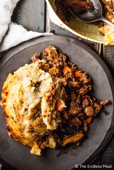 Warm up your evenings with this comforting, healthy, and delicious mushroom shepherd's pie! Umami-rich and packed with flavor, the mushroom mixture is layered with lots of veggies and your choice of ground meat or veggie meat topped off with the most delicious creamy brown butter mashed potatoes. It's creamy, savory, cozy, and sure to make the whole family happy! #theendlessmeal #dinner #mushrooms #shepherdspie Beef Lo Mein Recipe, Cottage Pie Recipe, Grilled Asparagus Recipes, Lo Mein Recipes, Freezer Friendly Meals, Ground Beef And Potatoes, The Cookie Rookie, Cookie Rookie, Potato Toppings