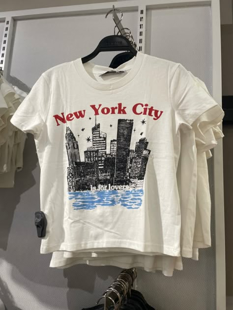 T-shirt aesthetic bershka new york crop top summer Vaca Outfits, Trendy Aesthetic Outfits, Outfits Lookbook, Dog Mom Life, Nyc Shirt, Shirt Aesthetic, Trendy Aesthetic, Aesthetic T Shirts, Stockholm Fashion