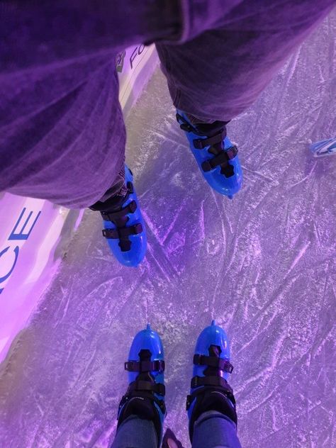 Couple Goal Ice Skating, I’ve Skating Date, Ice Skating Pics With Boyfriend, Winter Relationship Goals, Couple Goal Winter, Ice Skating Couple Aesthetic, Winter Relationship Aesthetic, Couple Ice Skating Aesthetic, Ice Skating Couple Pics