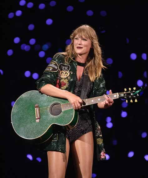 In Washington, D.C., Taylor Swift Finally Performed "So It Goes" #refinery29 https://www.refinery29.com/en-us/2018/07/204133/taylor-swift-reputation-tour-diaries-washington-dc Tyler Swift, Taylor Swift Guitar, Reputation Tour, So It Goes, Taylor Swift New, Swift Tour, Taylor Swift Music, Stadium Tour, Taylor Swift Album