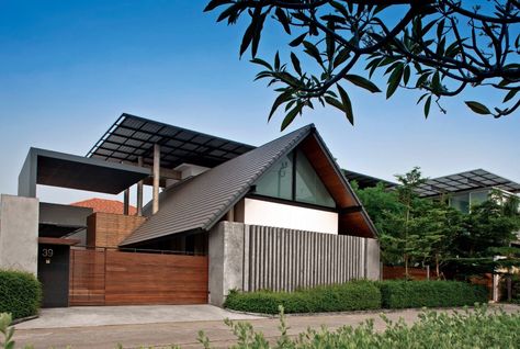 Trop V House - Tropical Architecture Contemporary Slope Roof House, Tropical Roof Design, Sloping Roof Architecture Modern, Modern Slope Roof House, Tropical House Facade, Sloping Roof Architecture, Modern Gable House, Contemporary Tropical Architecture, Contemporary Tropical House