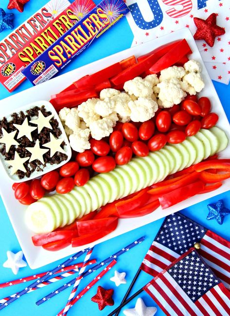 Patriotic Veggie Platter - the perfect appetizer for your Fourth of July festivities! #4thofjuly 4thofjulyappetizer Appetizer Boards, Veggie Platter, Patriotic Food, Fruit And Veggie, Vegetable Tray, Vegetable Platter, Snack Platter, Fourth Of July Food, Blue Crafts