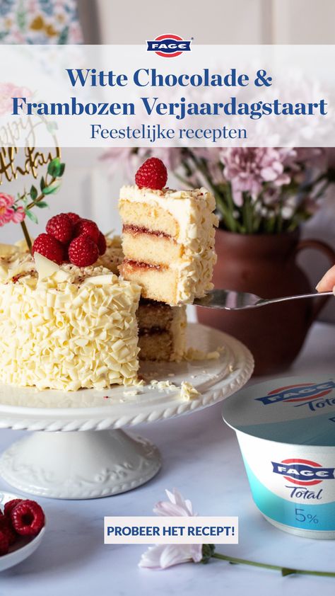 Frambozen en witte chocolade passen perfect bij elkaar voor een speciale verjaardagstaart voor je geliefde. Ons recept is gemaakt met FAGE Total 5% Griekse yoghurt voor een extra luchtig cakebeslag. Overheerlijk! 🍰🥳 Torte Decorate, Cupcake Decor, Cupcake Images, Cheesecake Factory, Cupcake Cake, Cake Designs Birthday, Pastry Recipes, Cupcakes Decoration, Cake Designs