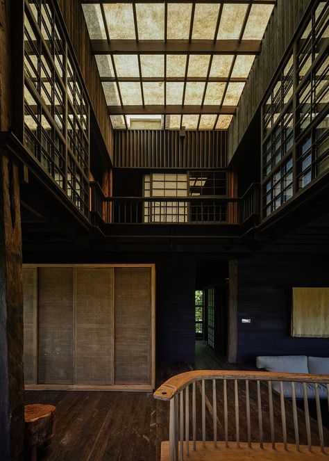 The Barn别墅，巴厘岛 / Alexis Dornier - 谷德设计网 Alexis Dornier, Spatial Experience, Villa In Bali, Building An Addition, Architectural Concepts, Unusual Buildings, Support Wall, Pendant Lamp Design, Dark Walls