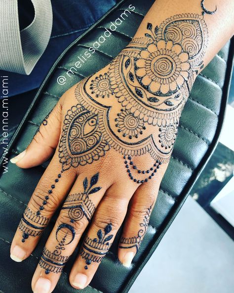 Henna style jagua design on hand African Henna Tattoo, Jaguar Henna, Jagua Design, Teeny Tattoos, Wrist Tats, Design On Hand, Tattoo Designs Henna, Love Symbol Tattoos, Henna Hands