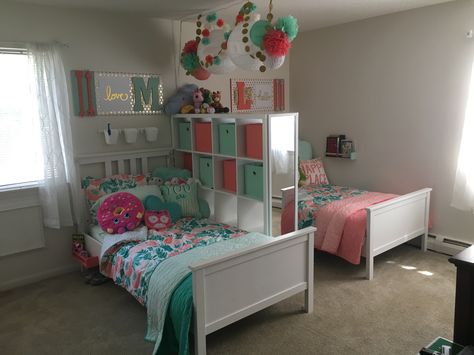 Small Room Shared Bedrooms, Shared Bedroom Closet Ideas, Teen Girl Shared Bedroom, Older And Younger Sister Shared Room, Sister Shared Bedroom Ideas Small Rooms, Split A Room In Two Bedrooms, Mom And Daughter Shared Bedroom Ideas, Split One Room Into Two Bedrooms, Cute Room Ideas For Two Sisters