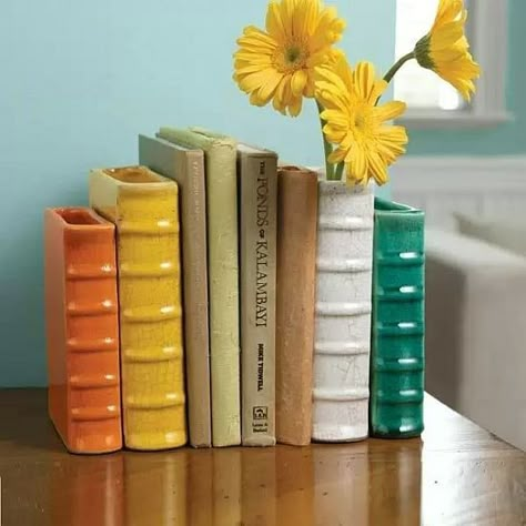 Fill your home with books and then fill it with literary touches Vase Bookends, Bookend Vase, Book Vases, Diy Ceramic, Keramik Design, Pottery Crafts, Diy Pottery, Pottery Classes, Ceramics Pottery Art