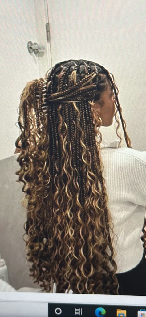 Medium Sized Braids With Curls, Hairstyles Braids For Wedding, Braids With Curly Ends For Black Women, Braid Colors For Light Skinned, Black Boho Braids With Brown Highlights, Boho Braids Long Hair, Boohoo Braids Natural Hair, Knotless Box Braids Black And Blonde, Fresh Curl Braids