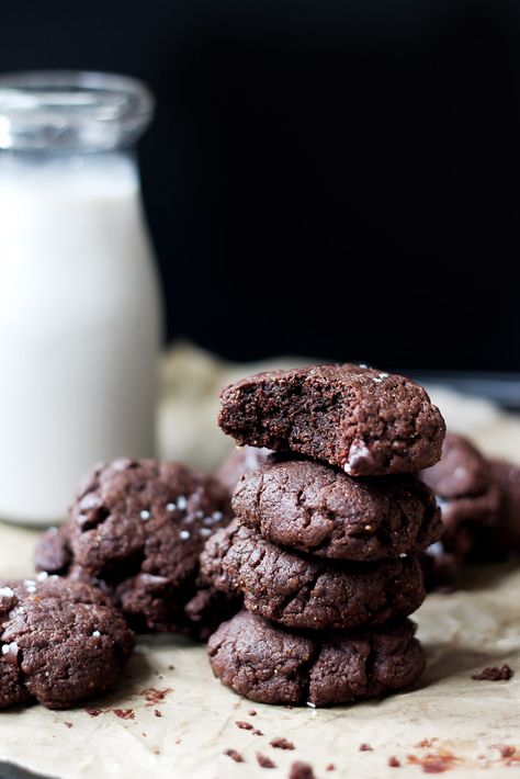 I rounded up 42 of our favorite cookies recipes that are a must-make! From chocolate chip to gingerbread - there's a cookie for everyone in here. Almond Butter Cookie Recipe, Java Chip, Chocolate Almond Butter, Spicy Chocolate, Chocolate Chili, Almond Butter Cookies, Fudge Cookies, Favorite Cookie Recipe, Delicious Brownies