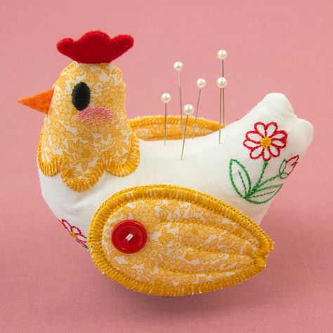 Charming Chicken Pincushion (In-the-Hoop) design (X13906) from www.Emblibrary.com Chicken Pin Cushion Pattern Free, Chicken Pincushion, Pincushion Ideas, Diy Pin Cushion, Brazilian Embroidery Stitches, Chicken Crafts, Pin Cushions Patterns, Felt Ideas, Machine Pattern