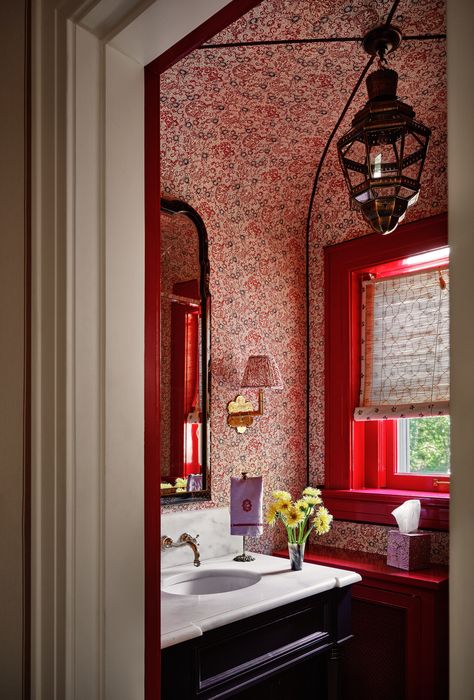 Georgian Style Homes, Red Everything, English Houses, Red Bathroom, Bohemian Decoration, Suburban House, Arts And Crafts House, Bathroom Red, American House