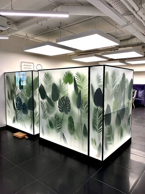 Ethereal Office, Funky Architecture, Wall Decor Plants, Plant Stand Ideas, Plants Stand, Wall Plants, Translucent Wall, Glass Basin, Home Plants