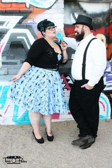 Retro Family Photos, Vintage Circus Wedding, Rockabilly Couple, Pinup Wedding, Retro Engagement Photos, Tattooed Couple, Retro Circus, Retro Couple, Vintage Family Photos