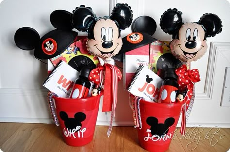 The Road to Disney {2012 Edition}. What this lady does for her kids to let them know they are going to Disney. It has little gifts and things for the car ride. Disney Vacation Basket Ideas, Disney Goodie Bags For Trip Adults, Disney Trip Gift Basket, Disney Surprise Box Ideas, Disney Basket, Epcot 2023, Disney Gift Basket, Disney Internship, Sterile Processing