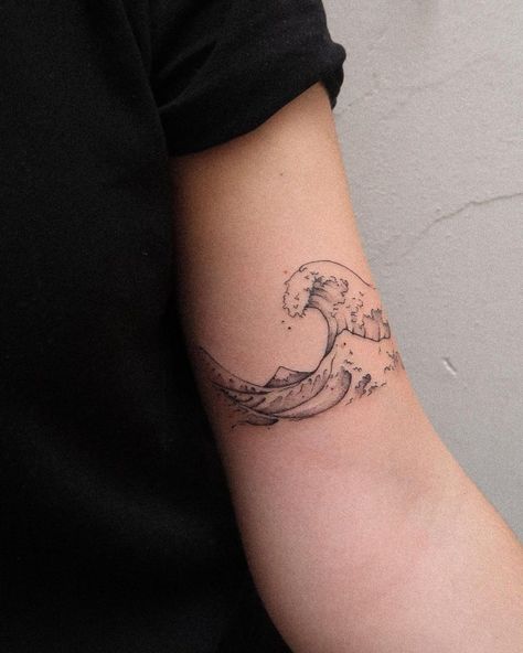 Kanagawa Wave Tattoo Minimalist, Kanagawa Wave Tattoo, Wave Tattoo Sleeve, Wave Tattoo Ideas, Aesthetic Wave, Geometric Mountain Tattoo, Mountain Tattoos, Wave Tattoo Design, Chest Tattoo Ideas