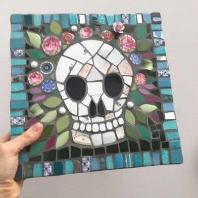 Sugar Skull - Mosaic Mosaic Skull Art, Goth Mosaic, Broken Mirror Diy, Skull Mosaic, Mosaic Tutorial, Mosaic Wedding, Skull Planter, Recycled Tile, Mosaic Inspiration