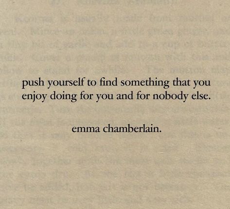 Quotes Emma Chamberlain, Emma Chamberlain Quotes Podcast, Emma Chamberlain Quotes, Gold Widgets, Emma Chamberlain Aesthetic, Emma Core, Quotes About Moving On From Friends, High School Advice, Senior Quotes