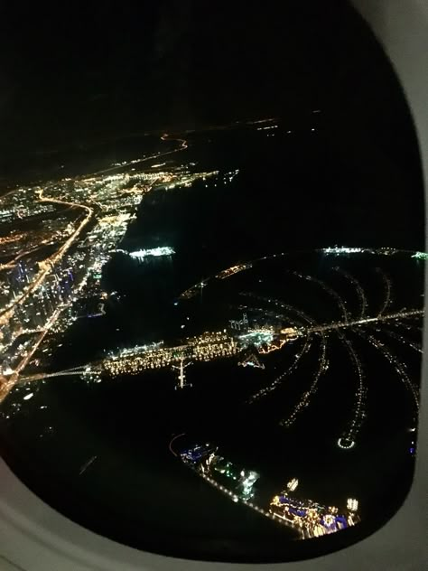 Dubai palm island night lights flight Dubai Airport Night, Dubai From Plane, Dubai Scenery, Qatari Lifestyle, Dubai Flight, Dubai Pics, Palm Island Dubai, Dubai Vibes, Island Night