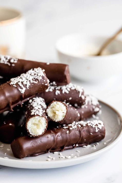 Coconut Chocolate Bars or No-Bake Bounty bars are so good! This quick and easy recipe requires 5 ingredients. They can be eaten frozen or at room temperature #coconutchocolatebars #coconut #chocolate #homemadecandybars #bounty #homemadebounty Easy Snacks For Party, Snack To Make At Home, Bounty Bars, Snack To Make, Homemade Candy Bars, Coconut Chocolate Bars, Homemade Chocolate Bars, Arabic Clothing, Desserts Keto